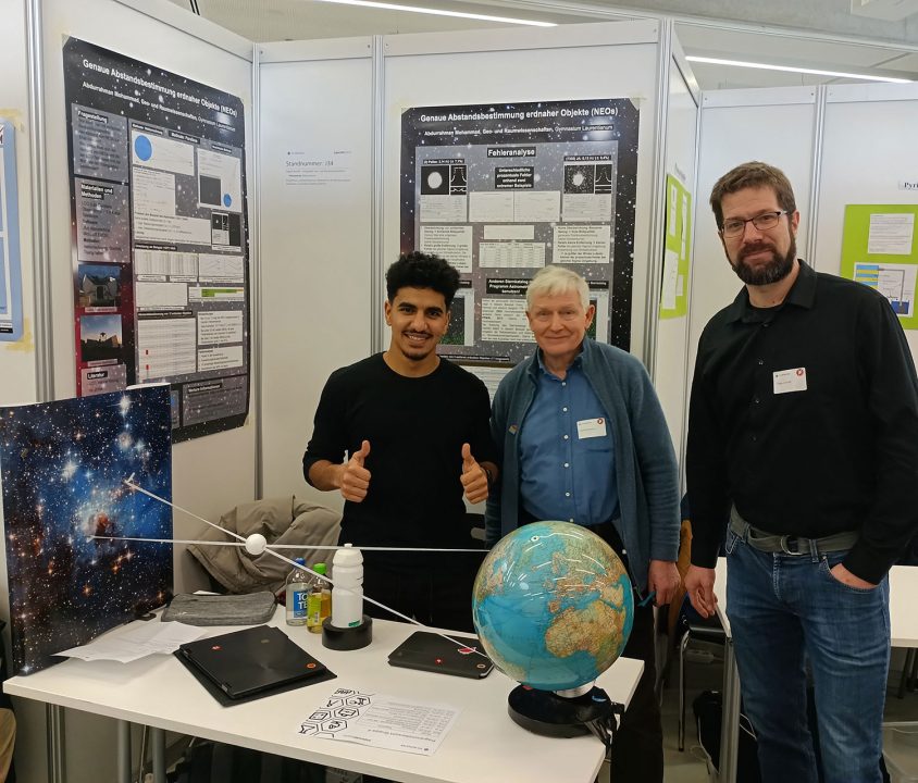 Schüler präsentiert sein Projekt bei Jugend forscht in der Kategorie Astronomie