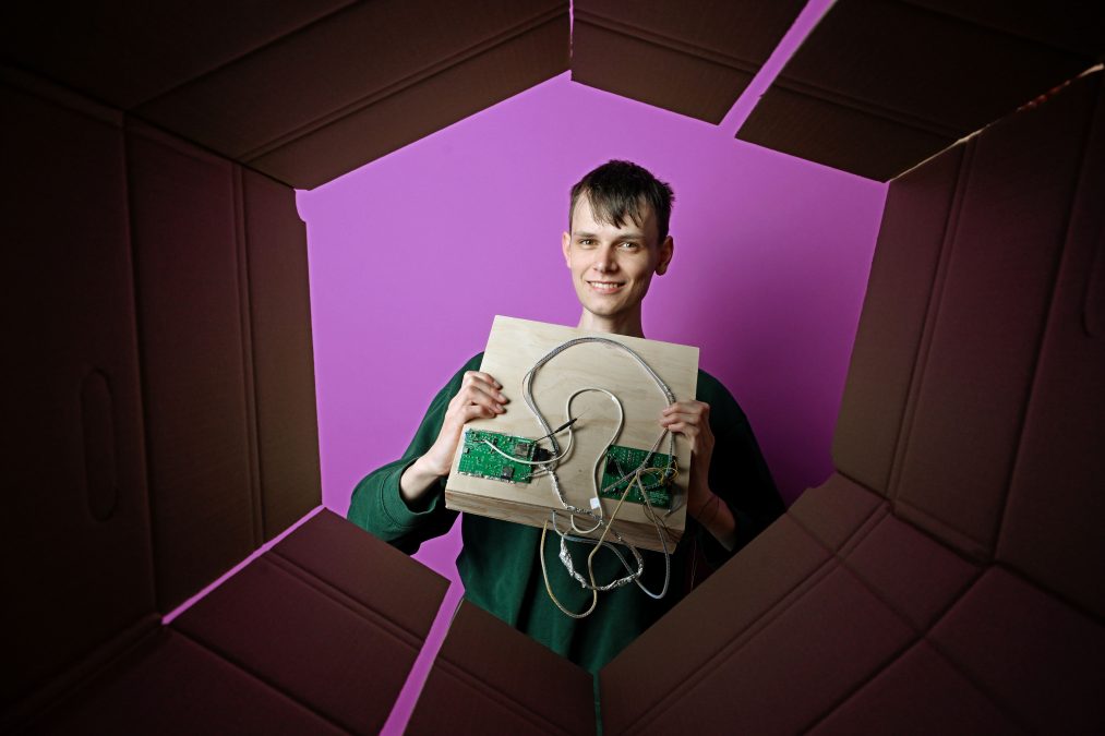 Josef Kassubek, der Bundessieger in Physik bei Jugend forscht präsentiert seinen Detektor mit dem er Myomen auf der Spur ist